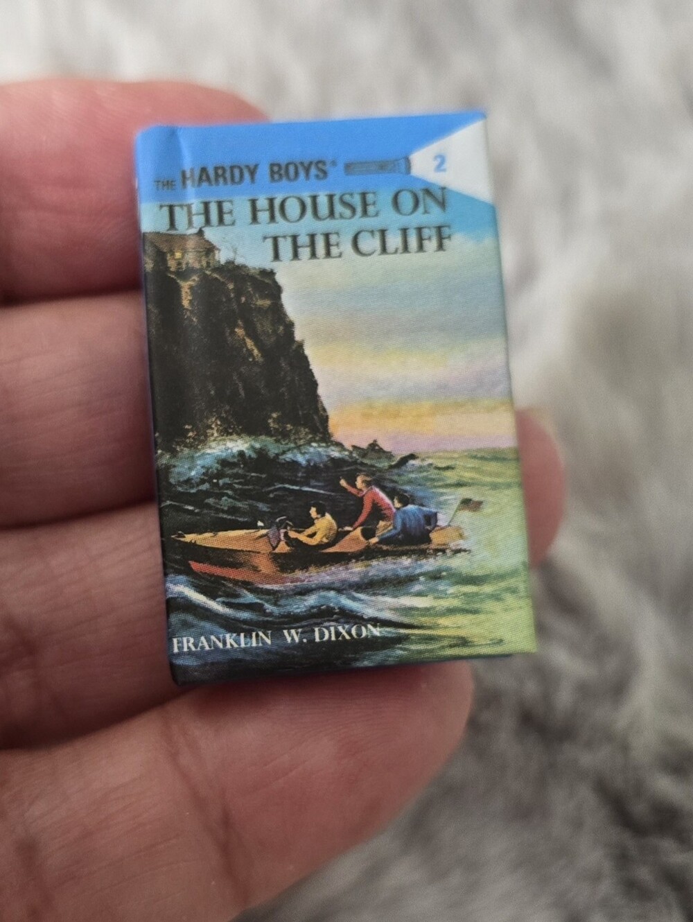 Mini Brands Mini Book The House on the Cliff